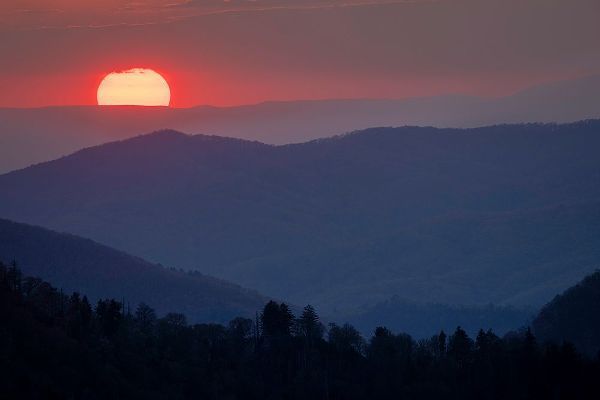 Jones, Adam 아티스트의 Sunset from Morton Overlook-Great Smoky Mountains National Park-Tennessee작품입니다.